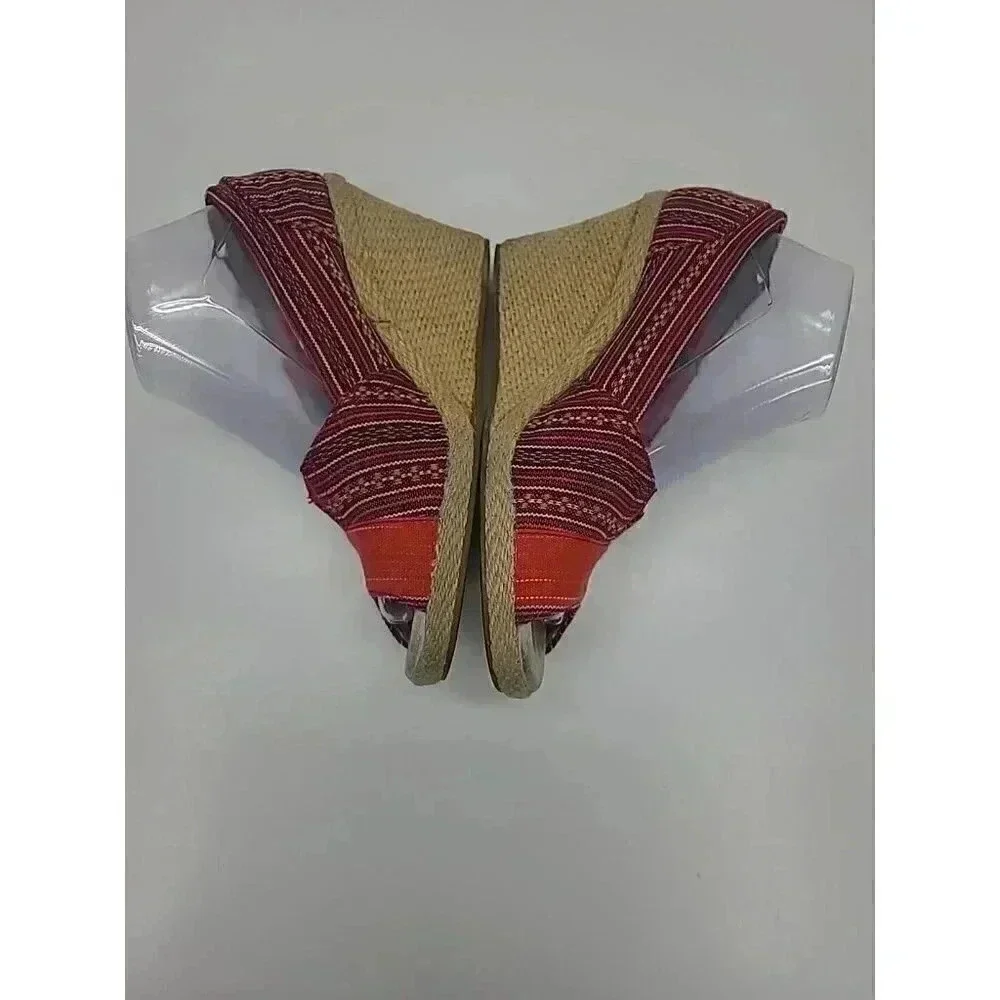 Toms details gently